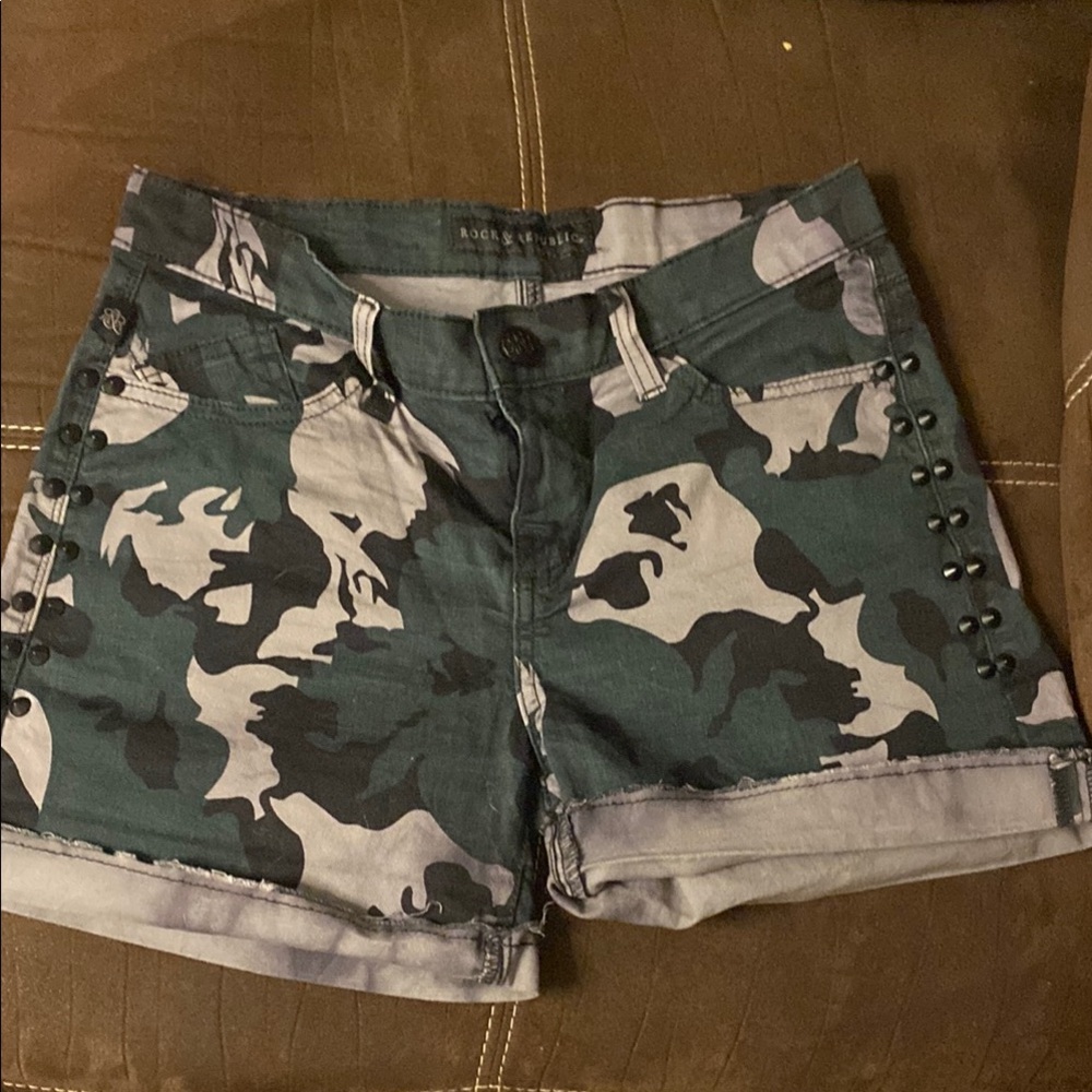 Rock & Republic Green and Gray Jean Shorts with Camouflage Design size 4